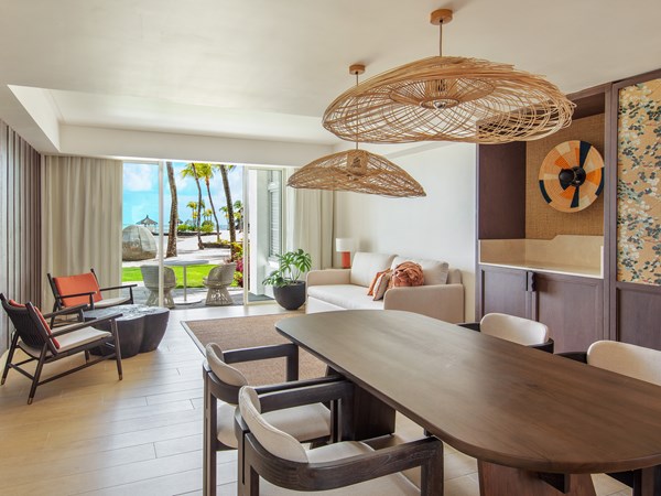 Salon de la Hibiscus Signature Beachfront Suite