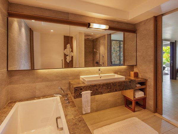 Salle de bain de la Hibiscus Signature Beachfront Suite