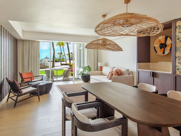 Salon de la Hibiscus Family Signature Beachfront Suite