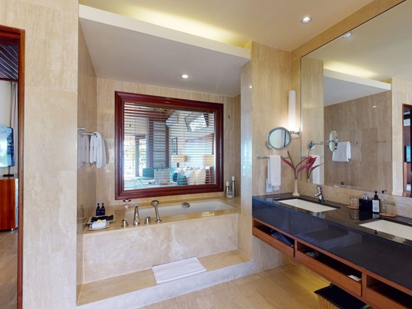 La salle de bain de la Beachfront Suite Pool Villa