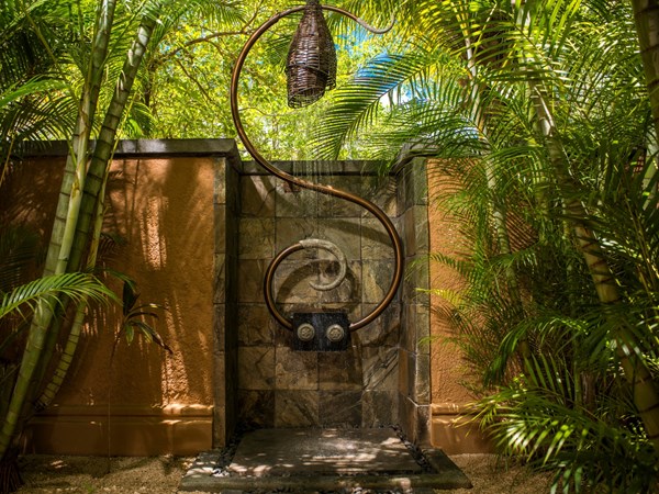 La douche extérieur de la Beachfront Suite Pool Villa