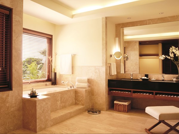 La salle de bain de la Junior Suite Beachfront