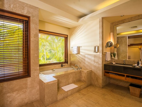 La salle de bain de la Junior Suite Lagoon view