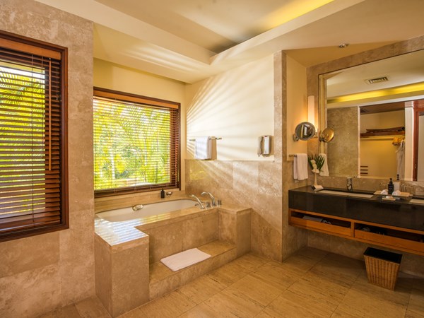 La salle de bain de la Junior Suite Ocean View