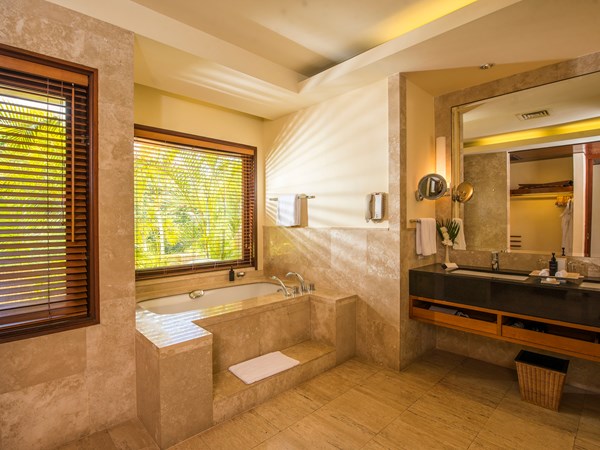 La salle de bain de la Junior Suite Oceanfront