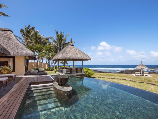 La piscine de la Oceanview Double Suite Pool Villa