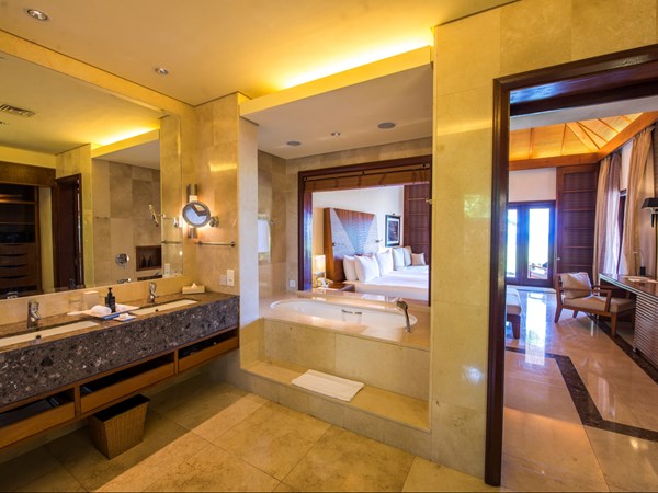 La salle de bain de la Oceanfront Double Suite Pool Villa