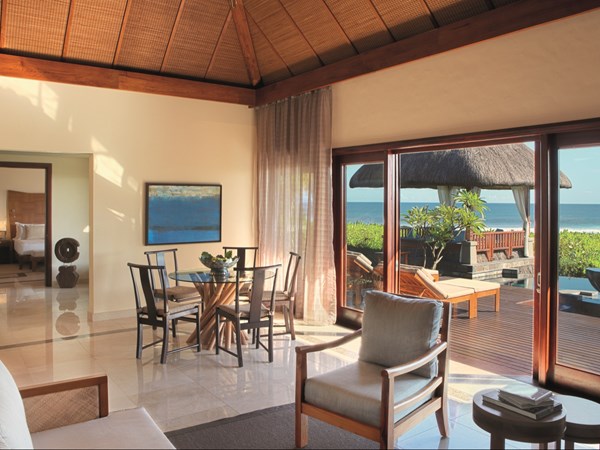 Le salon de la Oceanview Double Suite Pool Villa