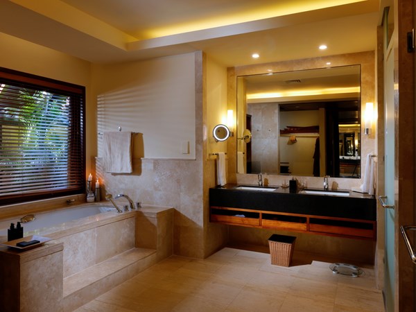 La salle de bain de la Oceanview Pool Villa