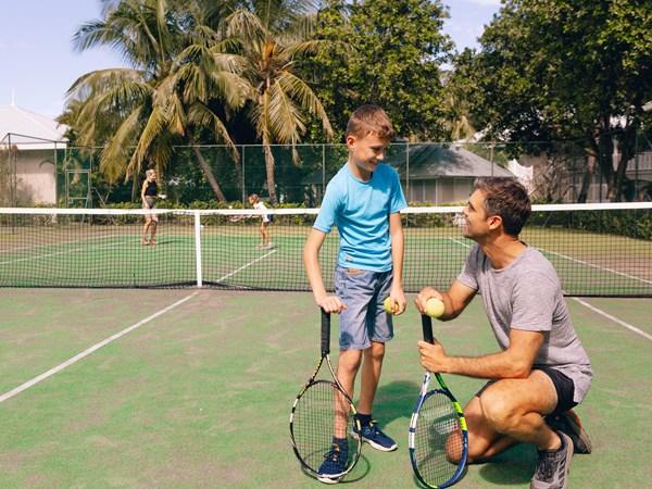 Pourquoi ne pas vous adonnez à une partie de tennis en famille