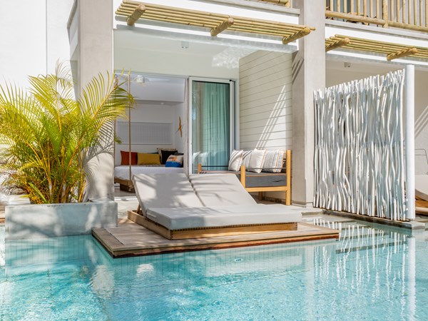 Accédez a une superbe piscine depuis votre chambre Couple Swim-Up