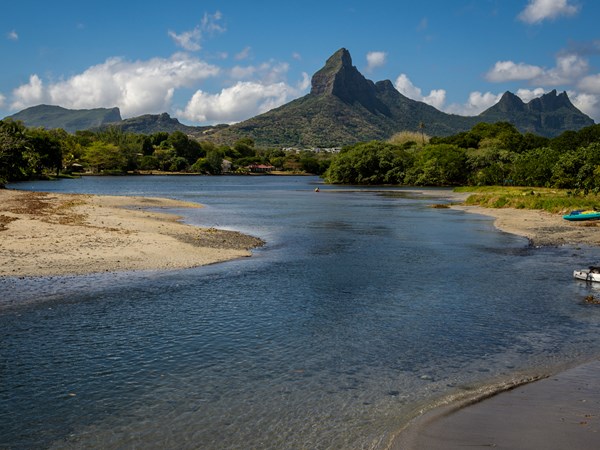 Les montagnes de Rivière Noire en toile de fond