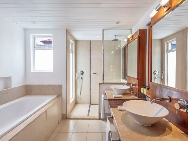 La salle de bain de la chambre supérieure Ocean