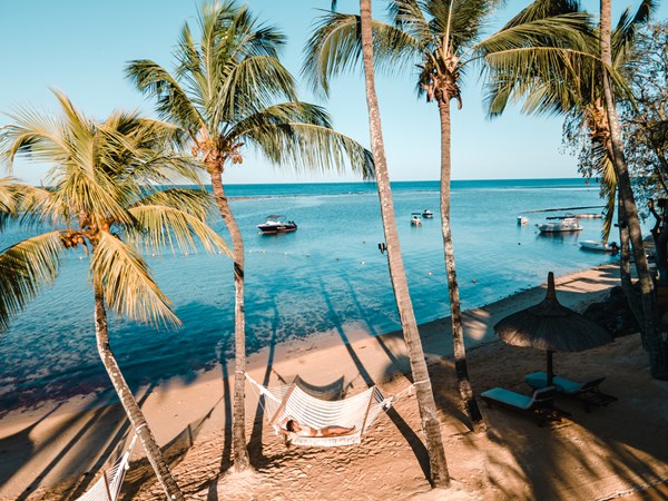 La plage en face de l'hôtel