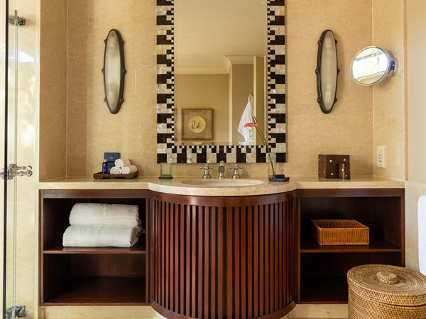 La salle de bain de la Luxury Villa with Private Garden