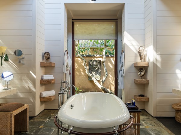 La salle de bain de la Two Bedroom Presidential Ocean View Villa with Private Pool