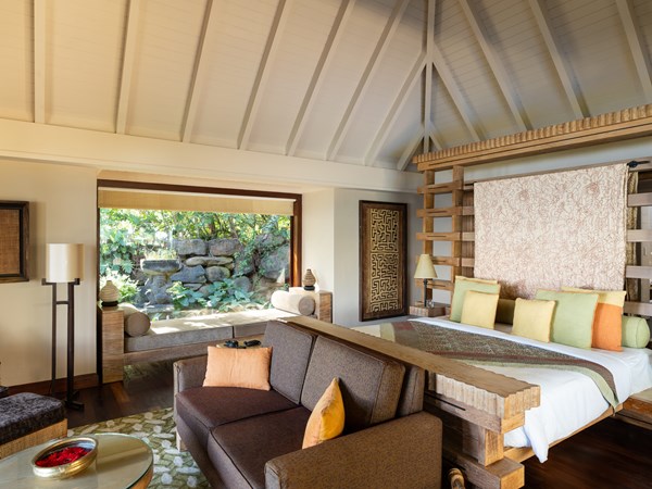 Une chambre de la Two Bedroom Presidential Ocean View Villa with Private Pool