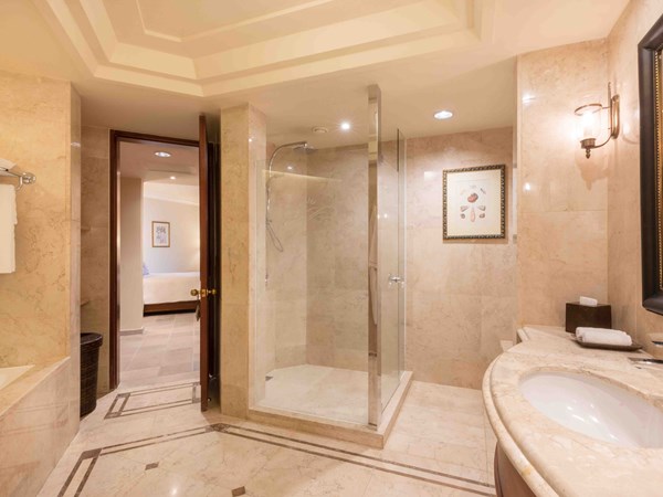 La salle bain de la Colonial Garden View Junior Suite