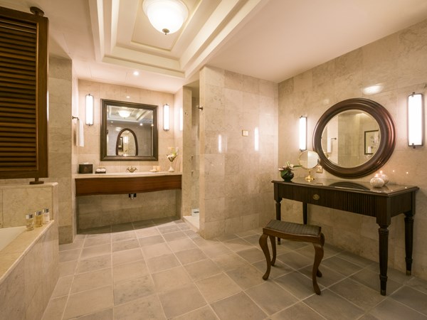 La salle de bain de la Colonial Ocean Front Suite