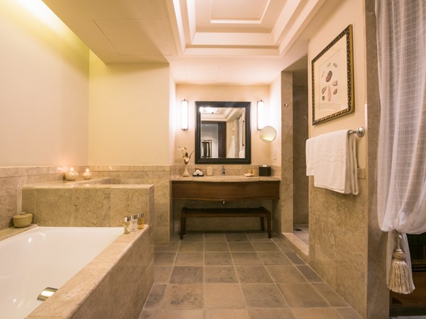 La salle de bain de la Colonial Ocean Front Terrace