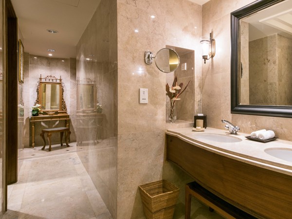 La salle de bain de la Colonial Ocean View Suite