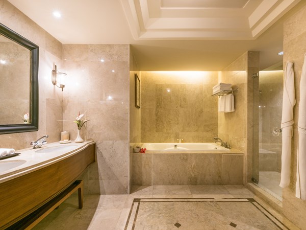 La salle de bain de la Colonial Ocean View Suite