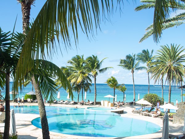 La belle vue de la piscine de l'hôtel