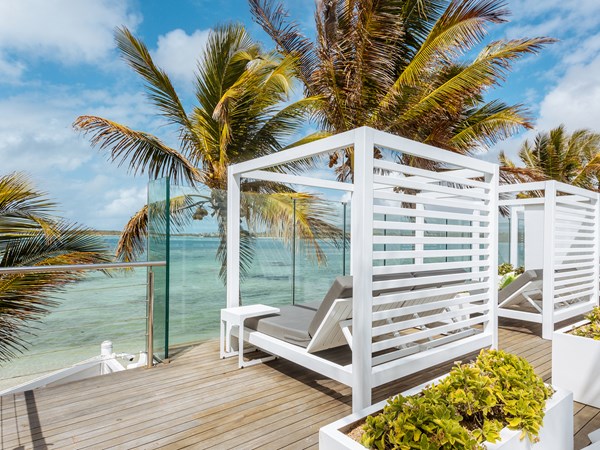 Entre ciel, mer et piscine, l’instant parfait prend de la hauteur