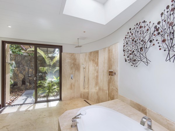 Salle de bain de la Beachfront Suite with pool