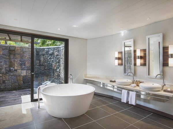 Salle de bain de la Beach Front Senior Suite with pool