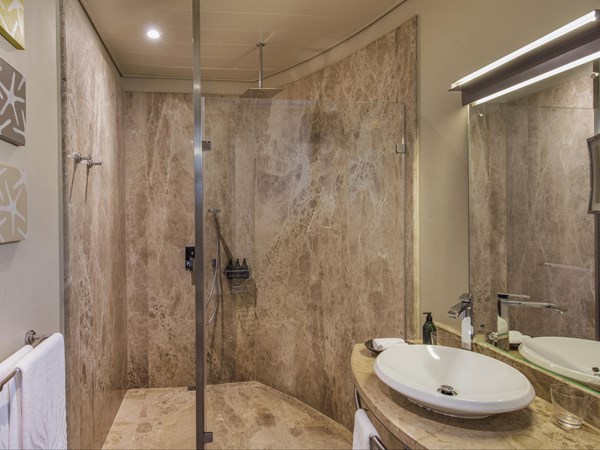 Une salle de bain de la 3-bedroom Pool Villa
