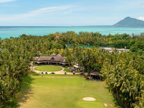 Le parcours de golf 18 trous PAR 72 du Paradis
