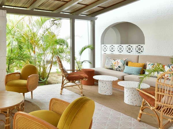 Installez-vous dans ce décor de rotin et vacoas