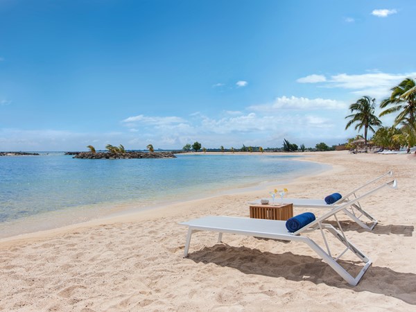 Pieds dans le sable, regards tournés vers l'horizon