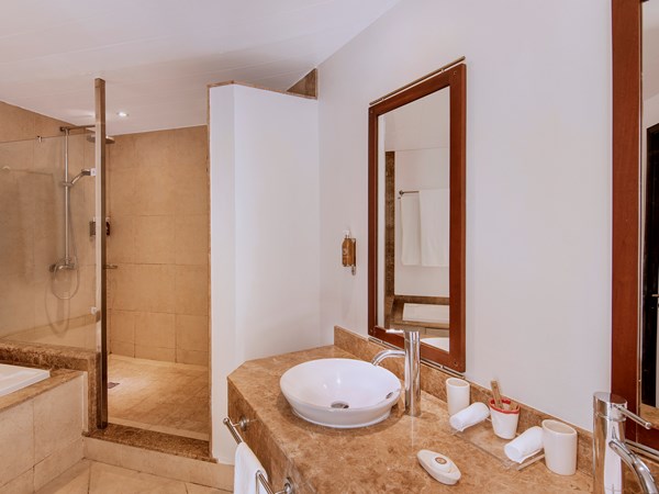 La salle de bain de la Suite Junior
