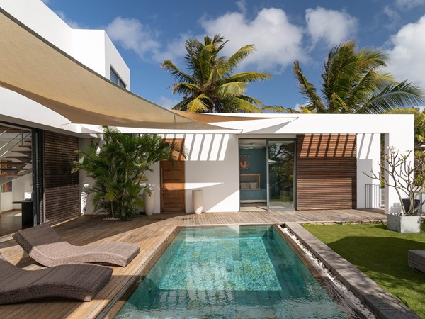La première piscine de la villa