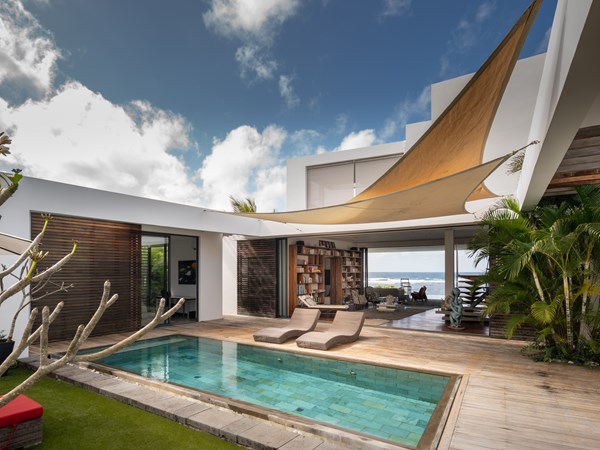 La première piscine de la villa