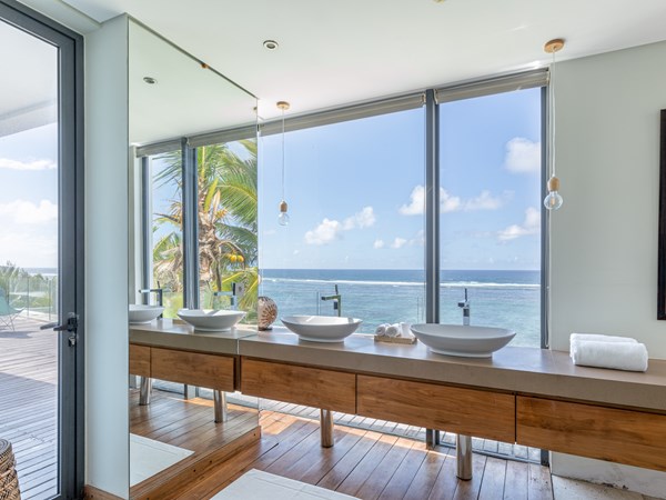 Une salle de bain où la mer s’invite à chaque instant