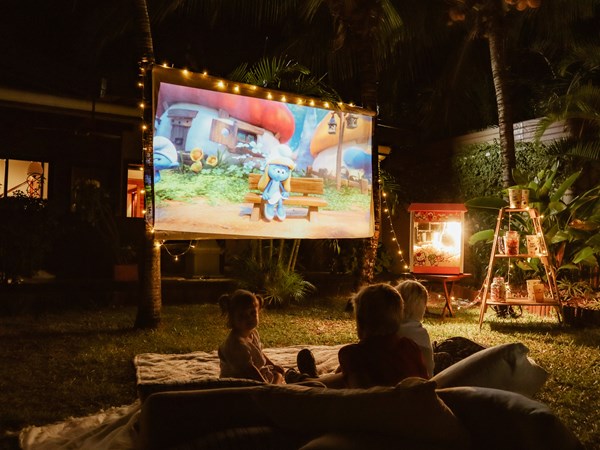 Regardez un film sous les étoiles