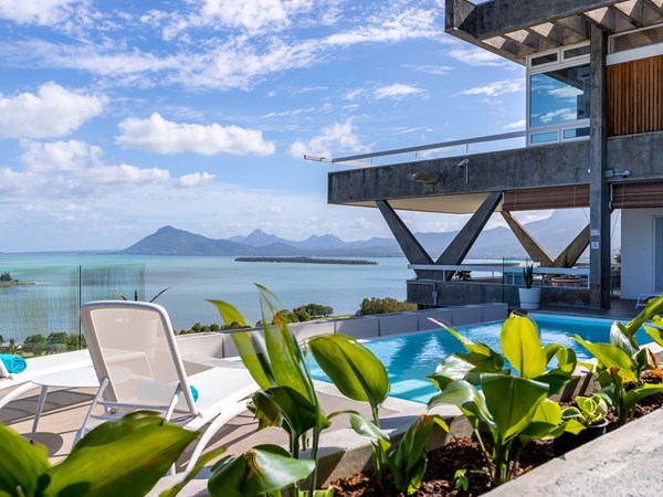 Profitez de la piscine et de sa vue imprenable sur le lagon