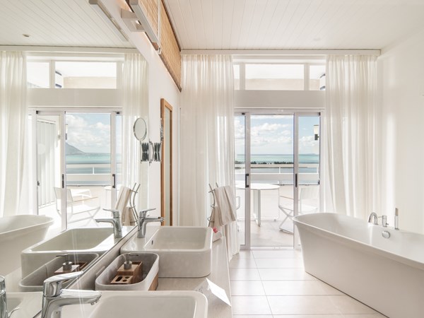 La salle de bain de la Master Bedroom au 1er étage