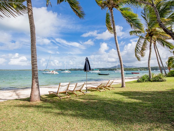 Détendez vous sur la plage au pied de la villa