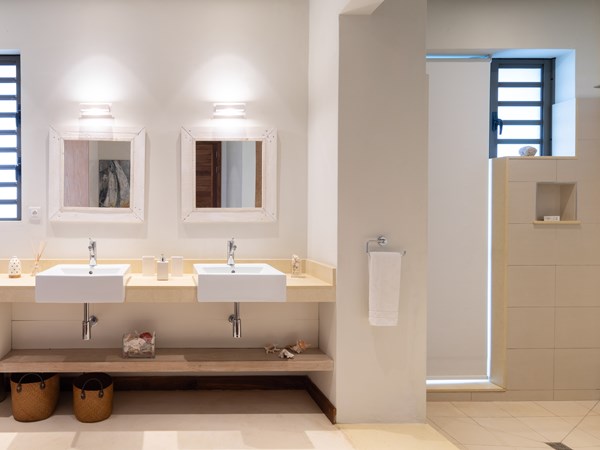 La salle de bain de la première chambre au rez-de-chaussée