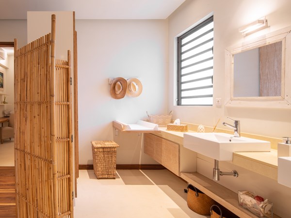 La salle de bain de la première chambre au rez-de-chaussée