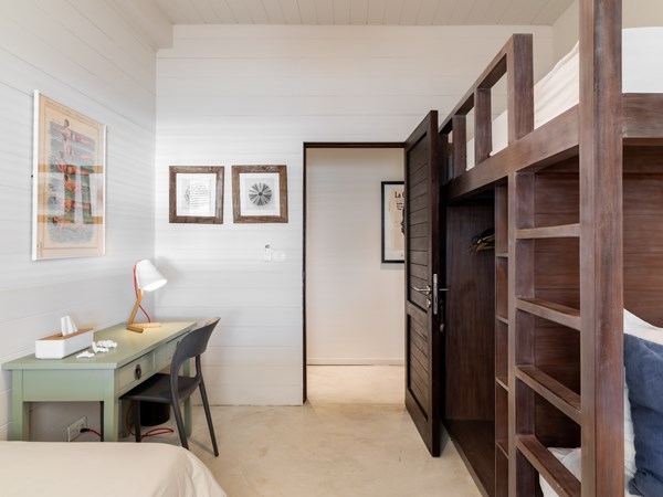 La chambre avec lits simple de la villa
