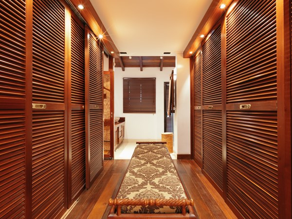 Le dressing de la Master bedroom au rez-de-chaussée