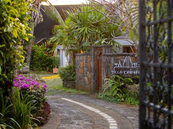 Le charme commence ici, à l’entrée de la villa