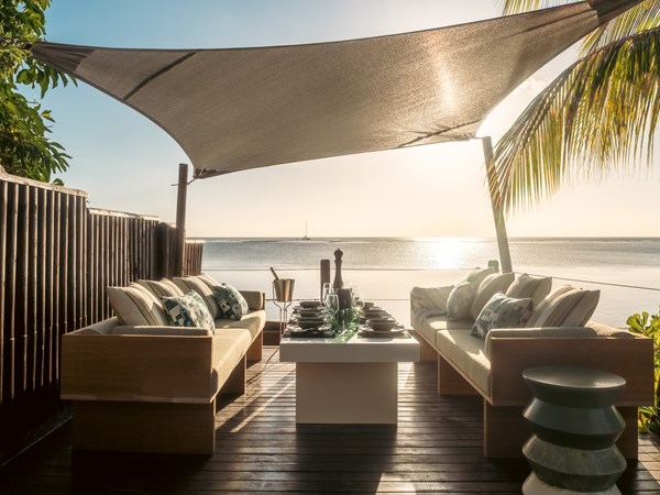 Rafraîchissez-vous sur la terrasse, face au lagon