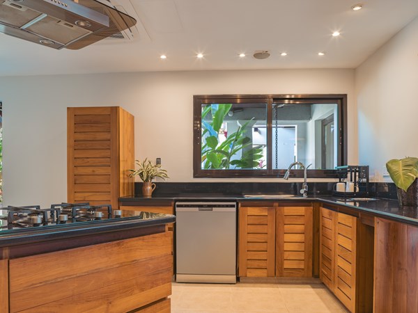 Une cuisine élégante et entièrement équipée