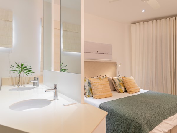 Une chambre parentale avec salle de bain